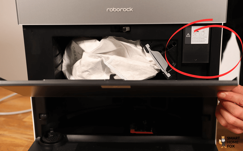 Das Reinigungsmittelfach an der Roborock Sartos 10 RockDock Ultra 2.0 Station ist zu sehen.